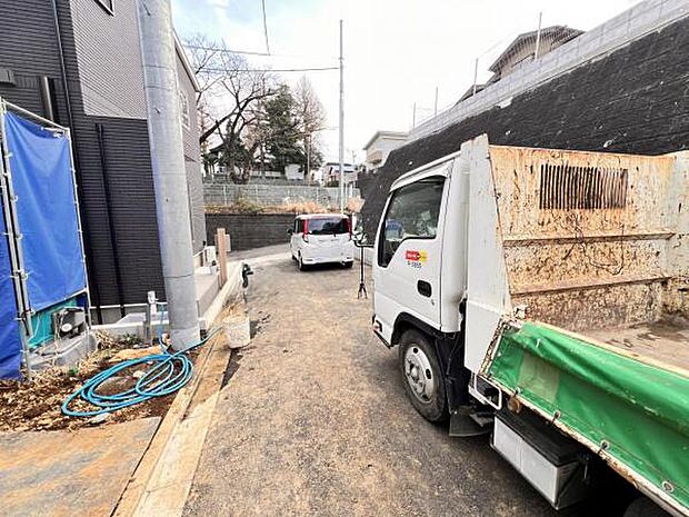 前面道路を含めた現地写真です。