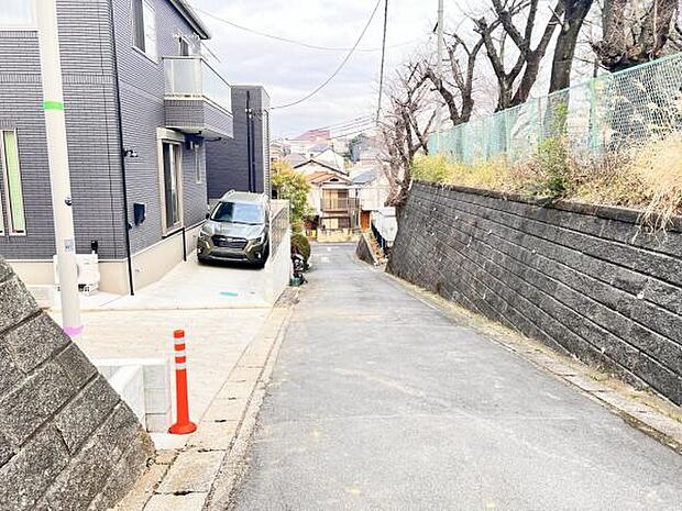 前面道路を含めた現地写真です。