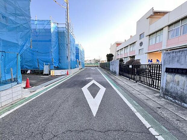 前面道路を含めた現地写真です。