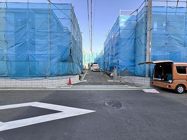 前面道路を含めた現地写真です。