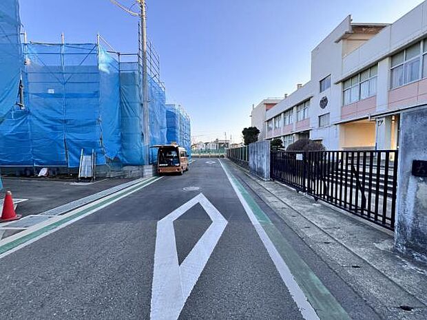 前面道路を含めた現地写真です。
