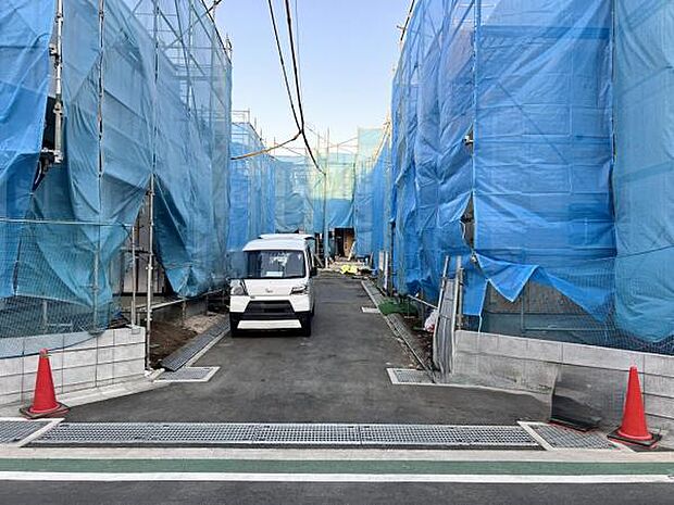 前面道路を含めた現地写真です。