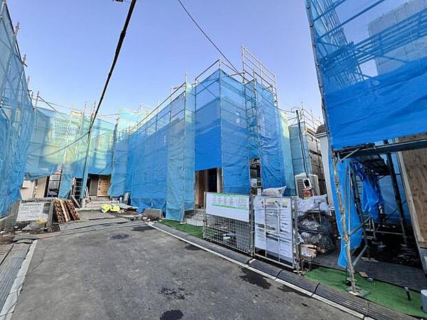 前面道路を含めた現地写真です。