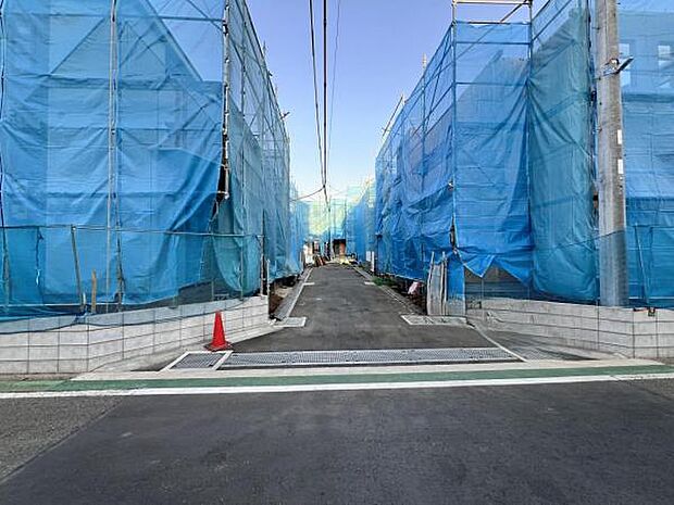前面道路を含めた現地写真です。