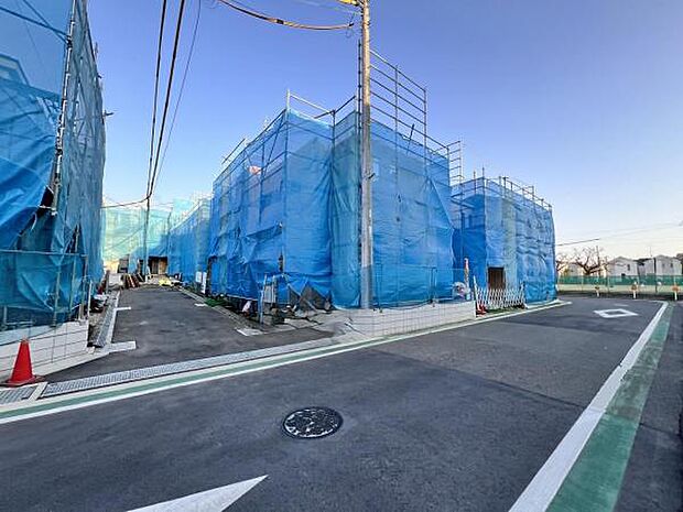 前面道路を含めた現地写真です。