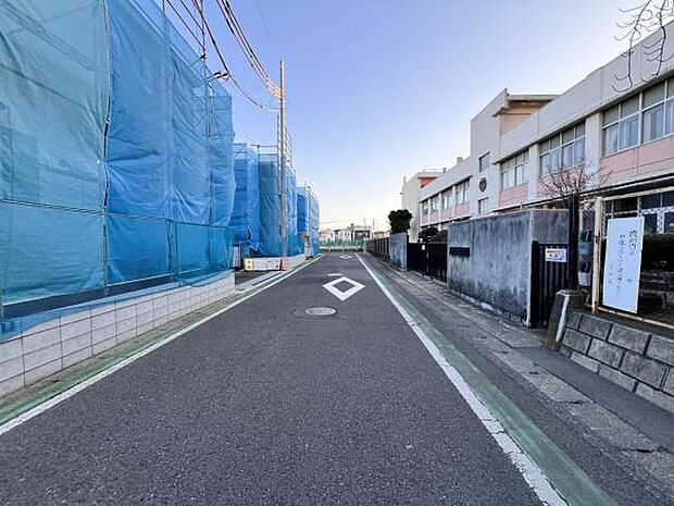 前面道路を含めた現地写真です。
