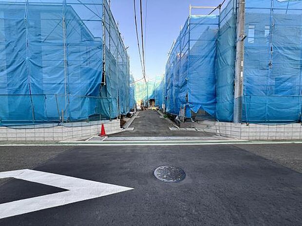 前面道路を含めた現地写真です。