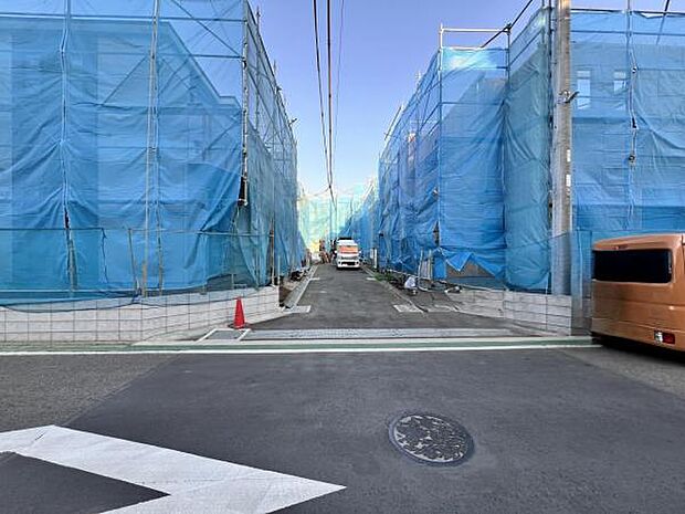 前面道路を含めた現地写真です。