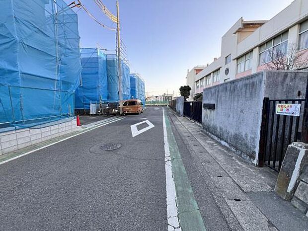 前面道路を含めた現地写真です。