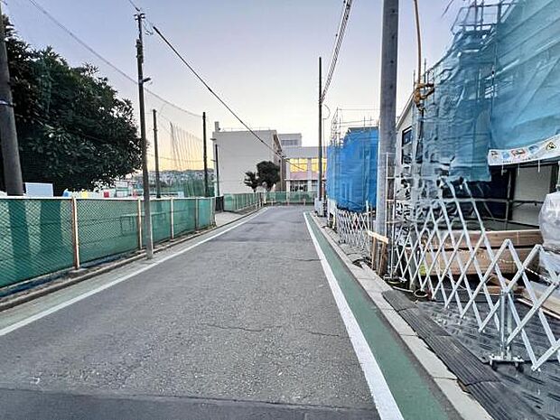 前面道路を含めた現地写真です。