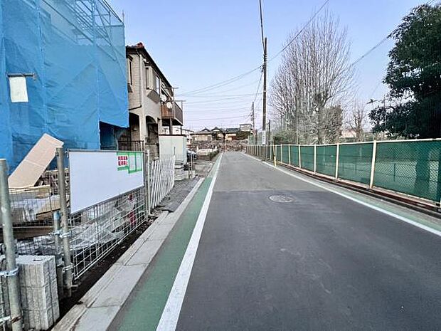 前面道路を含めた現地写真です。