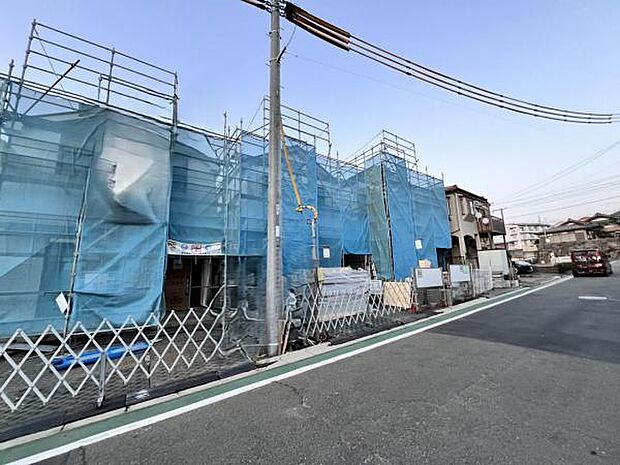 前面道路を含めた現地写真です。