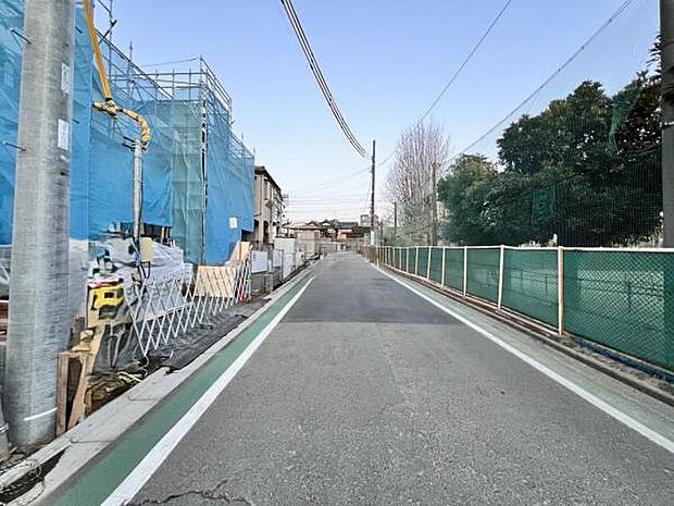 前面道路を含めた現地写真です。
