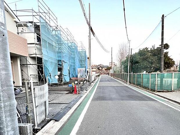 前面道路を含めた現地写真です。