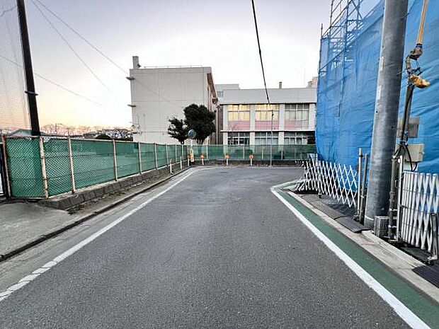 前面道路を含めた現地写真です。