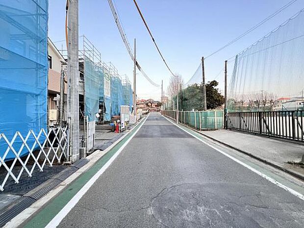 前面道路を含めた現地写真です。