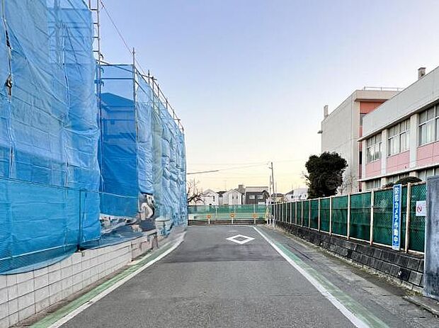 前面道路を含めた現地写真です。