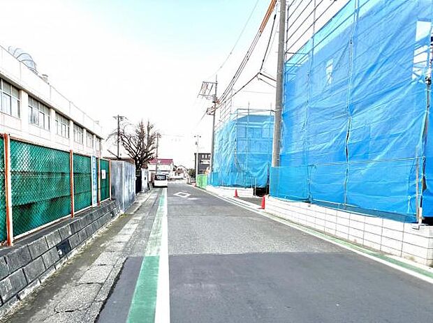 前面道路を含めた現地写真です。