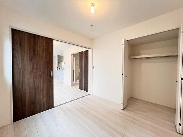 いつでもお部屋をスッキリお使い頂ける収納スペースを設置。