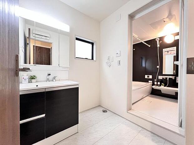 脱衣所は小さなお子様がいるご家庭にも重宝されます。