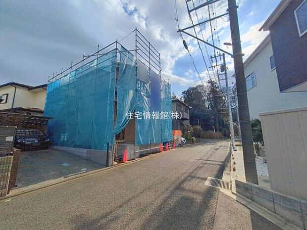 前面道路を含めた現地写真です。