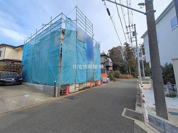 前面道路を含めた現地写真です。