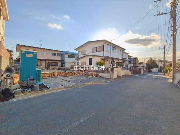 前面道路を含めた現地写真です。