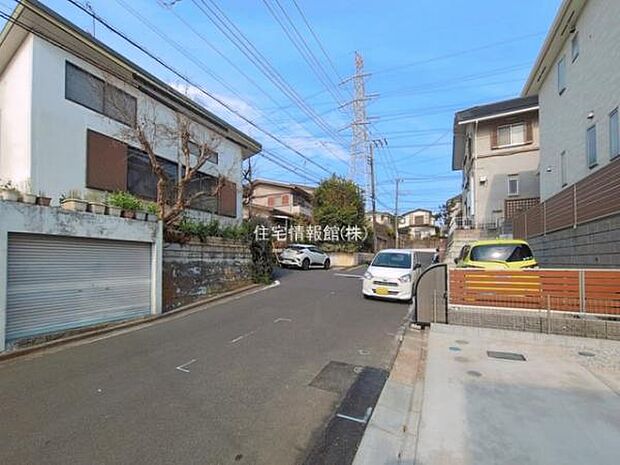 前面道路を含めた現地写真です。
