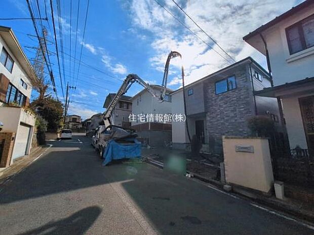 前面道路を含めた現地写真です。