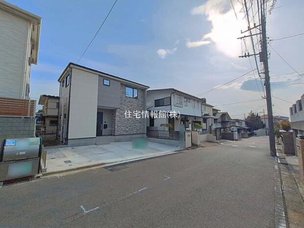 前面道路を含めた現地写真です。