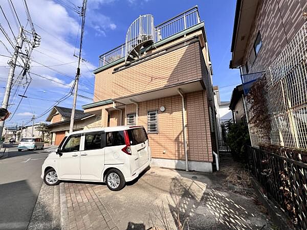 駐車場ももちろん完備しておりますのでお車所有の方にも心強いです。