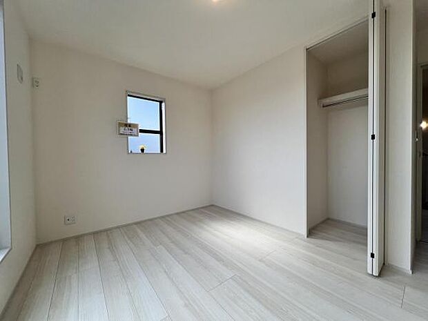 いつでもお部屋をスッキリお使い頂ける収納スペースを設置。