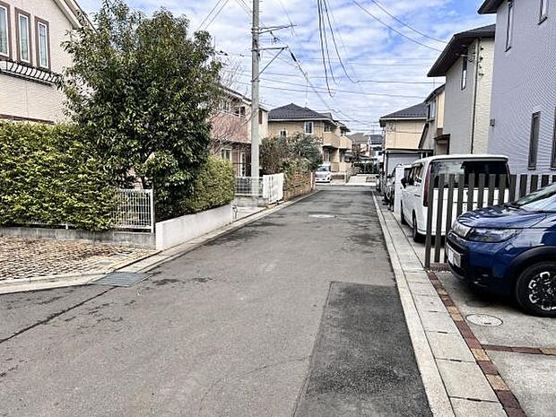 前面道路を含めた現地写真です。