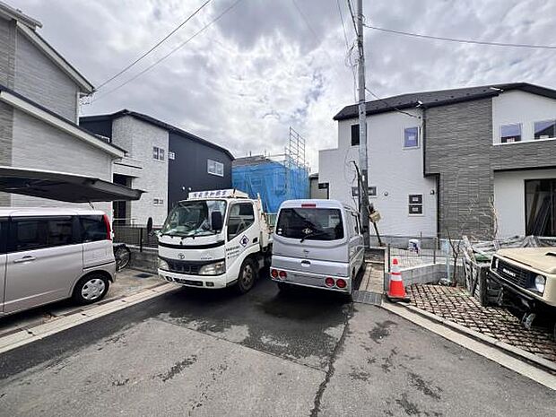 前面道路を含めた現地写真です。