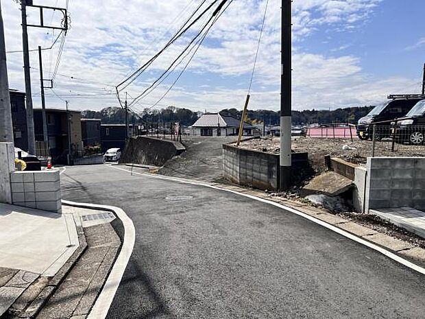 前面道路を含めた現地写真です。