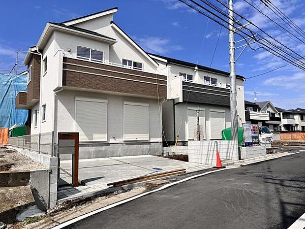 前面道路を含めた現地写真です。