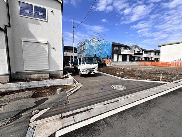 前面道路を含めた現地写真です。