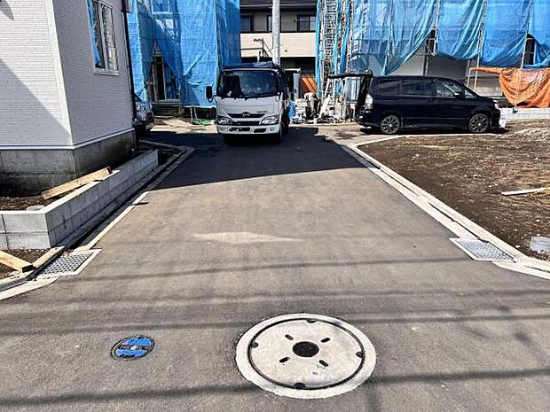 前面道路を含めた現地写真です。