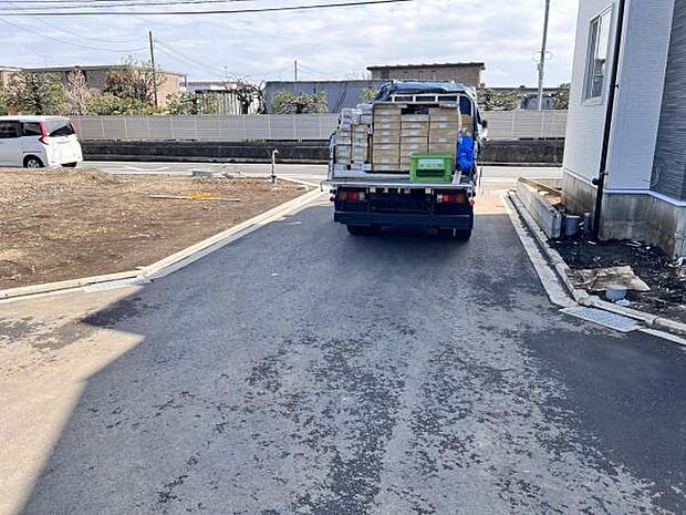 前面道路を含めた現地写真です。