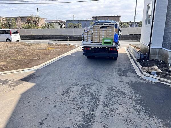 前面道路を含めた現地写真です。