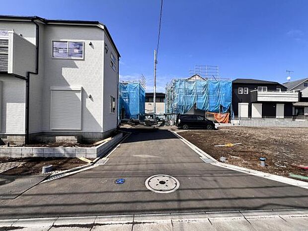 前面道路を含めた現地写真です。