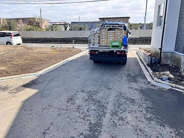 前面道路を含めた現地写真です。