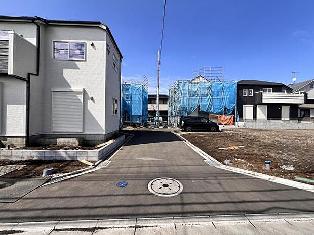 前面道路を含めた現地写真です。