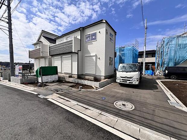 前面道路を含めた現地写真です。