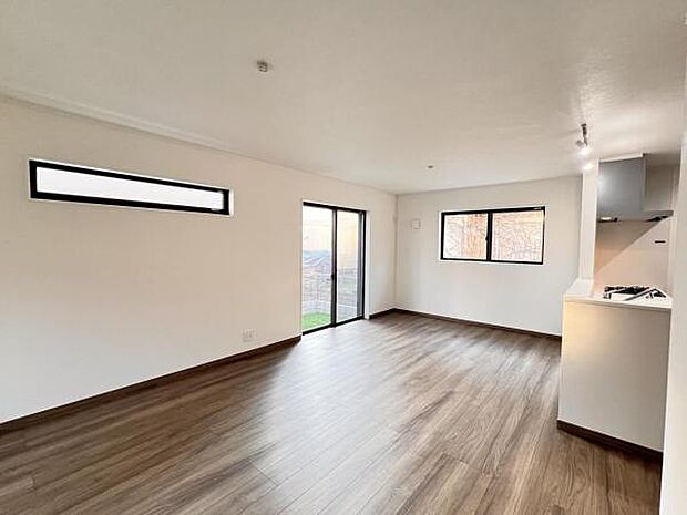 お食事中もキッチンと会話が楽しめるダイニングスペース。