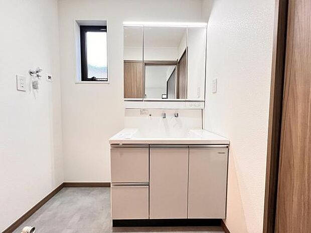 洗面化粧台です。朝の身支度から1日が始まります。