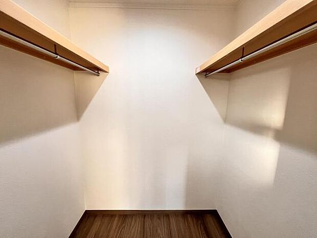 いつでもお部屋をスッキリお使い頂ける収納スペースを設置。