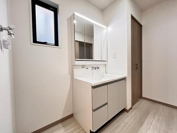 洗面化粧台です。朝の身支度から1日が始まります。