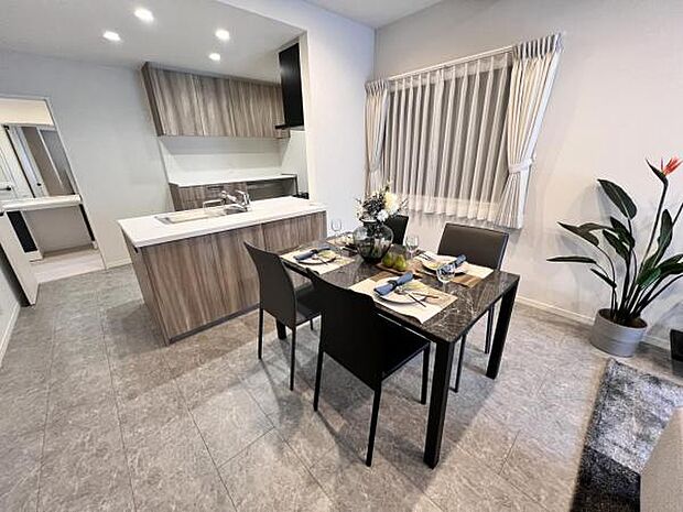 ご家族の温かい時間を演出するダイニングスペースです。