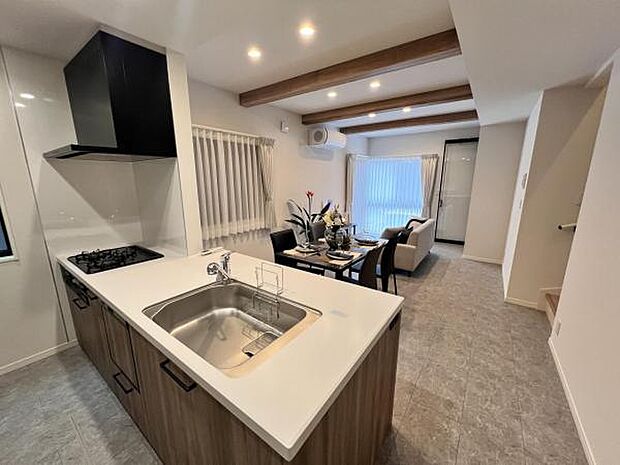 お食事中もキッチンと会話が楽しめるダイニングスペース。